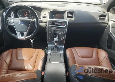 2015 Volvo S60 Platinum z USA, uszkodzony, nr VIN YV140MFMXF2341108